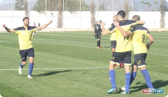 בן בסט חוגג את השער השלישי (מיכה פישנזון)